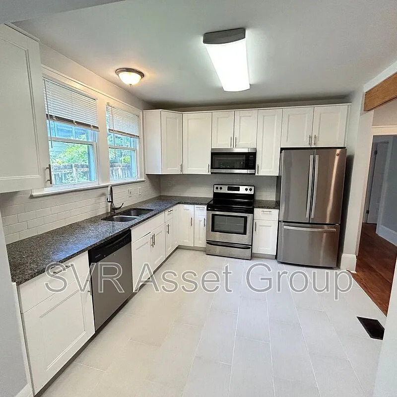 2 bed, 1.0 bath, 1325 sqft, $2,050 — Photo 4