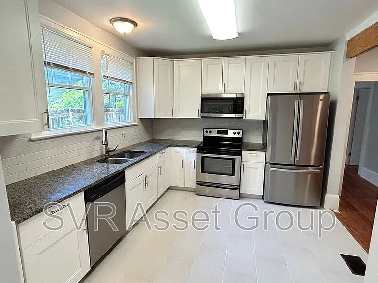 1758 Greenwood Ave — Photo 4