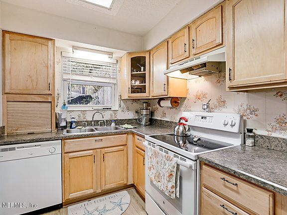 5th image of 531 LORING Avenue