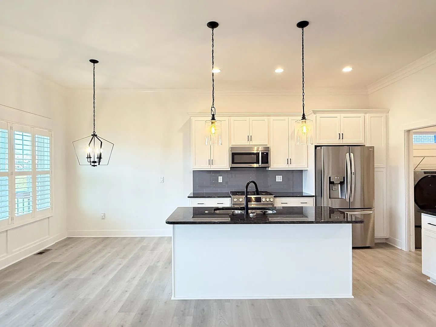 Beautiful 4 Bed / 3 Bath Single Family Home — Photo 2