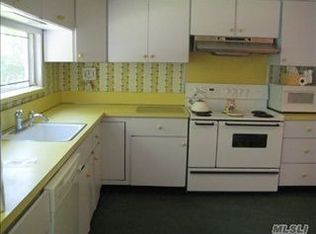 1 Elm St, Woodbury, NY 11797