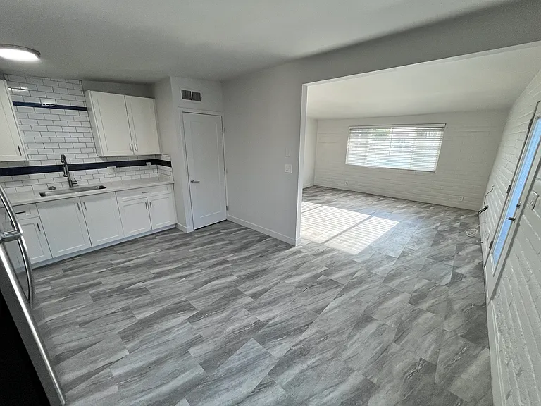 2933 N Euclid Ave — Photo 8