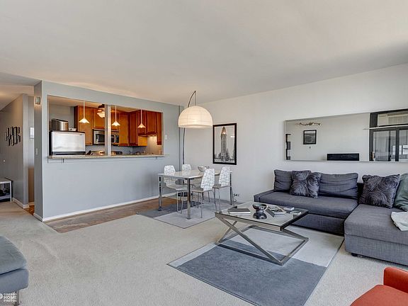 3rd image of 2901 S Michigan Ave APT 909