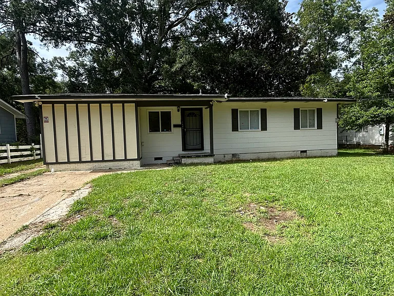 1641 Woodburn St — Photo 2