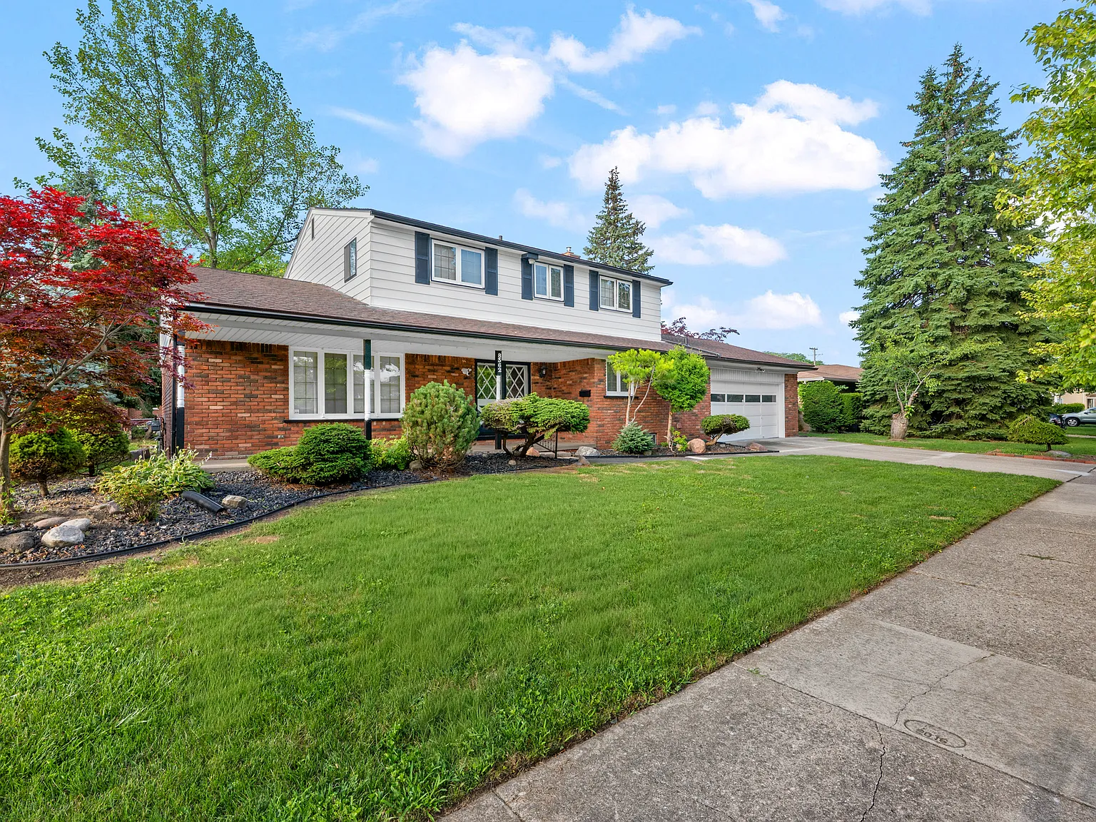 4 bed, 2.5 bath, 2370 sqft, $2,800 — Photo 3