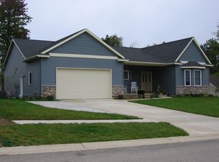 1948 Oakridge Ct NW, Grand Rapids, MI 49504