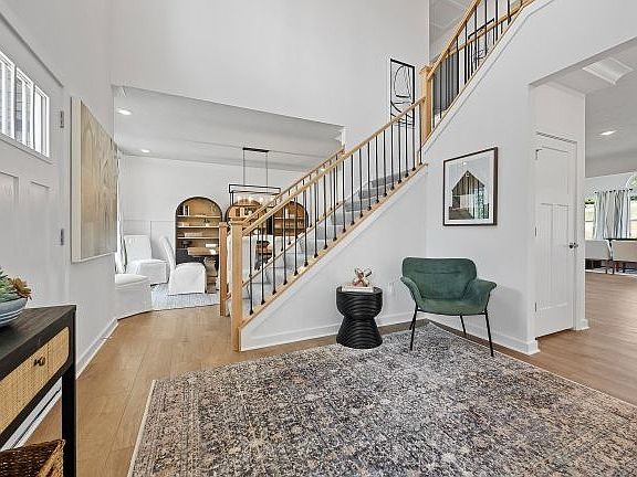 3rd image of 434 Hawthorn Hill Dr