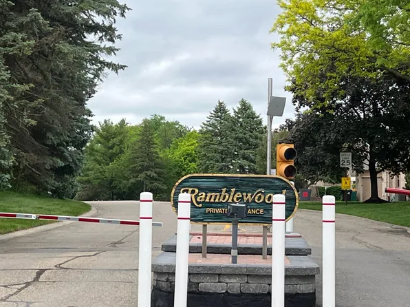 30460 Ramblewood Club Dr, Farmington, MI 48331