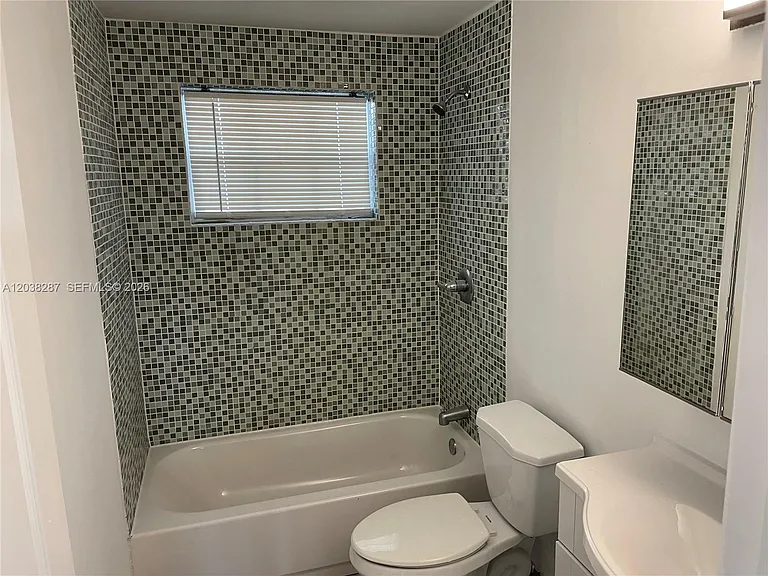 1450 NE 170th St #305 — Photo 19