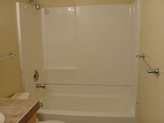 upstairs bathroom/ tub and shower combo