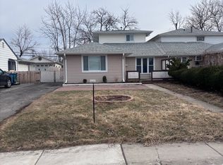 8945 S Corcoran Rd, Hometown, IL 60456