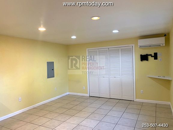 3rd image of 2956 Hoover Ave SE