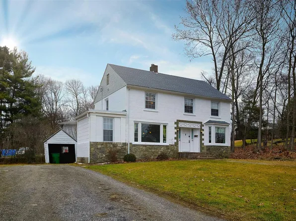 11 KOHLANARIS Drive, Poughkeepsie, NY 12601