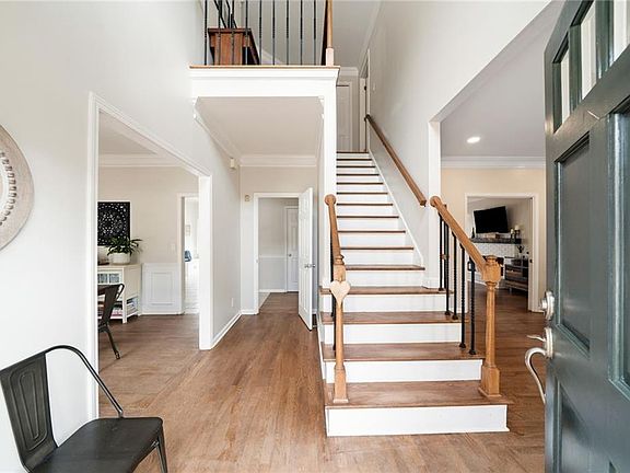 2nd image of 2825 Pine St