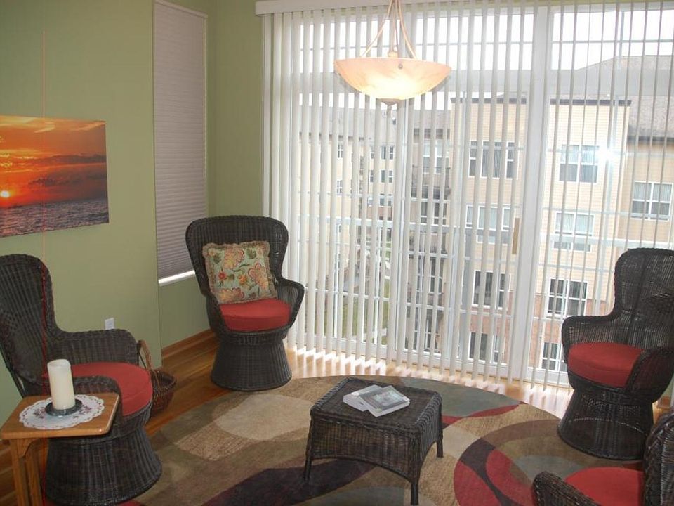 1st image of 2405 39th Ave NE Unit 404
