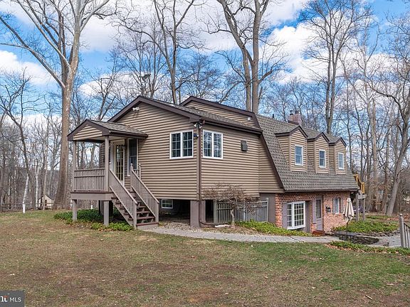 3rd image of 1596 River Rd