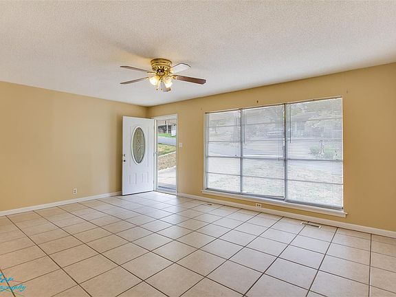 3rd image of 203 Poinsettia St