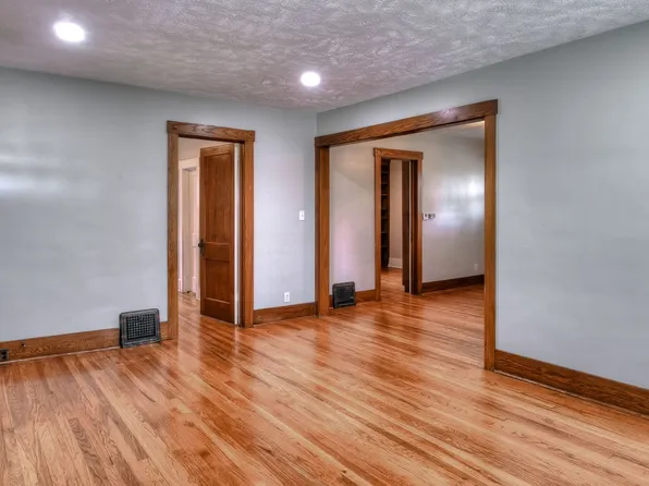 5567 Mason St, Omaha, NE 68106