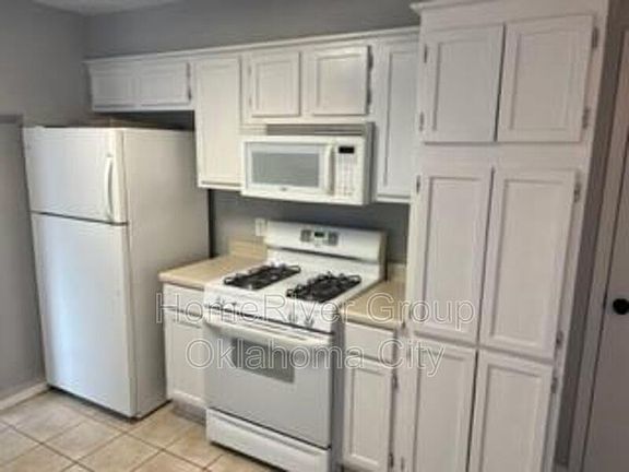 3rd image of 13905 Jeffery Dr