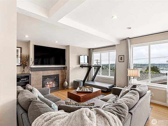 4th image of 4318 Greenwood Avenue N #B