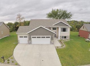 815 Golf View Ave, Zumbrota, MN 55992