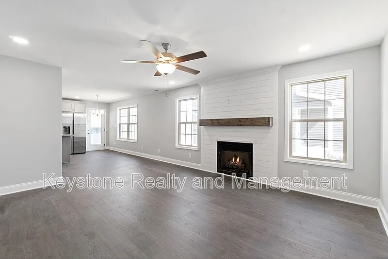 3 bed, 2.5 bath, 1797 sqft, $2,050 — Photo 3