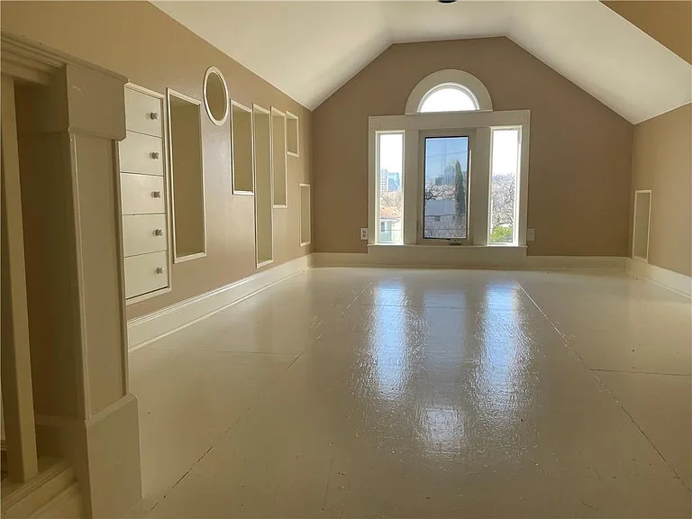 1153 San Bernard St — Photo 43