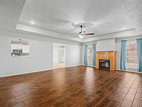 5th image of 801 Pin Oak St