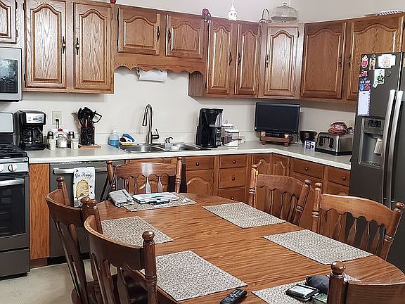 Dine in kitchen 