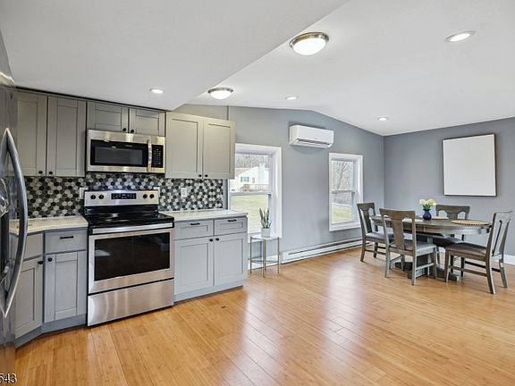 4th image of 69 Unionville Rd