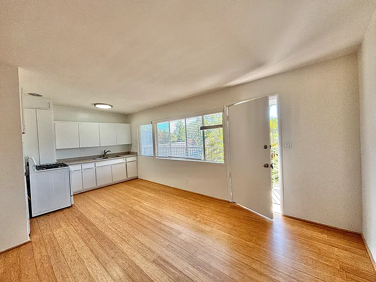 111-13 W Junipero St #F — Photo 7