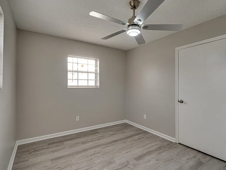 906 Hawthorne Ct — Photo 22