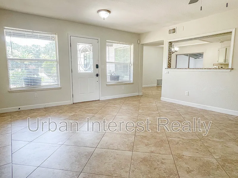 4 bed, 2.0 bath, 2795 sqft, $3,595 — Photo 2