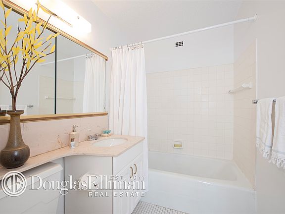 4th image of 201 W 70th St APT 17J