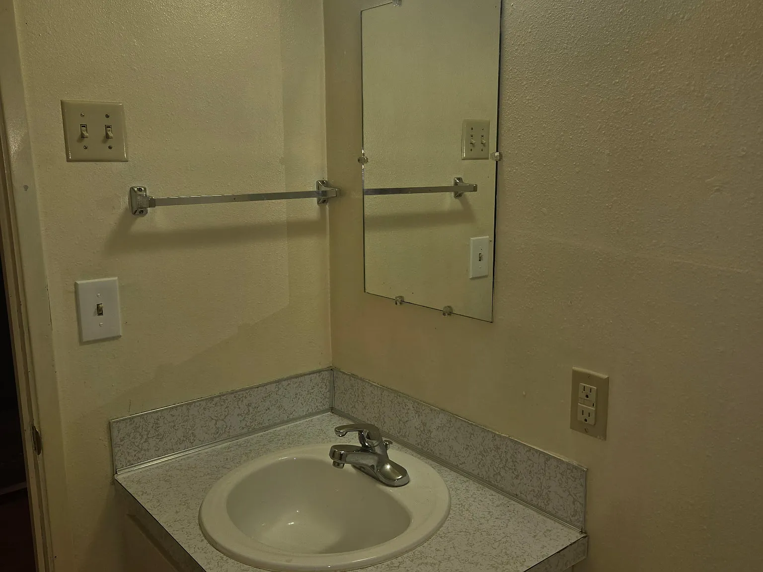 1 bed, 400 sqft, $910 — Photo 4