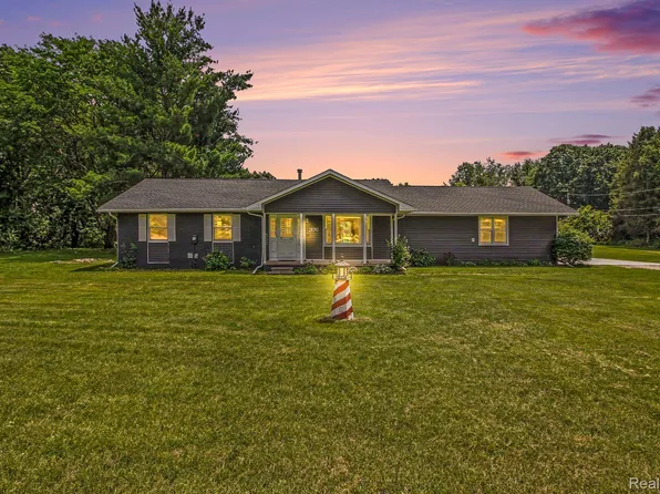 2176 Kingston Dr, Pinckney, MI 48169