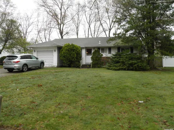 27 Rogers Lane #L, Smithtown, NY 11787