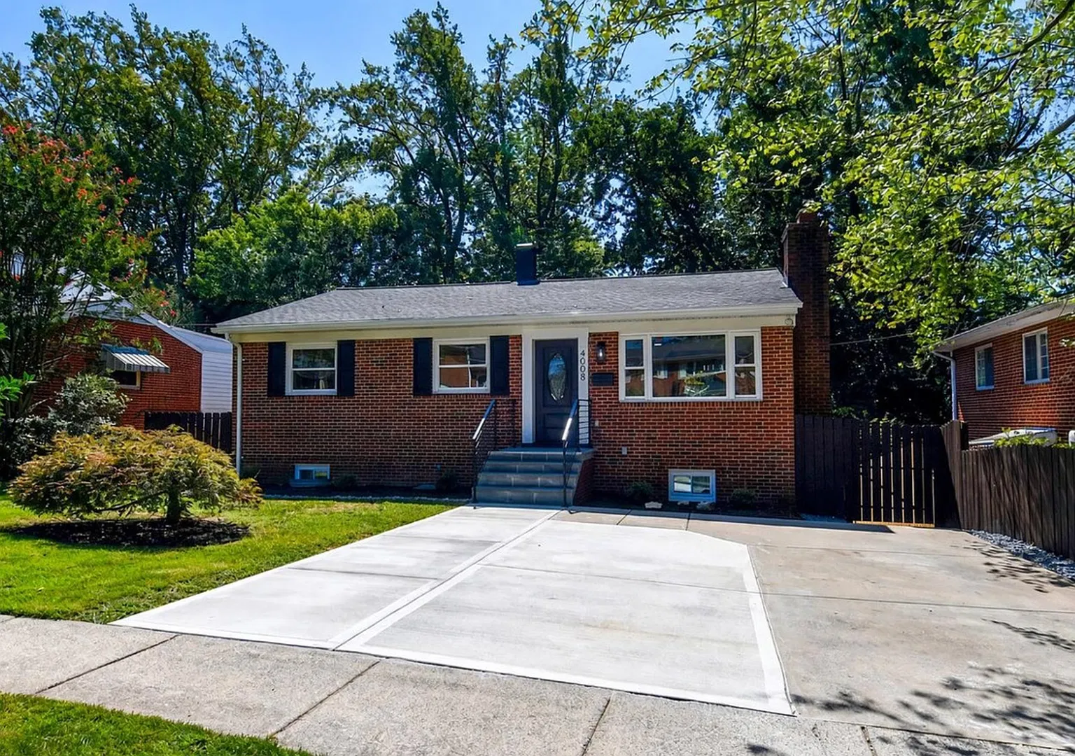 Beautifully updated and maintained 5bed/2bath - Close to shopping and Metro! — Photo 1