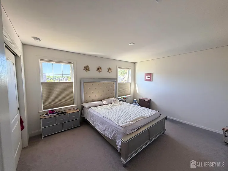 47 Thomas Dr — Photo 12