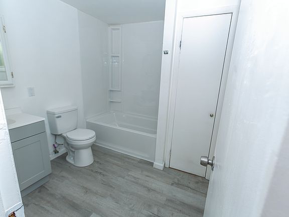 4th image of 405 Ash St APT 1