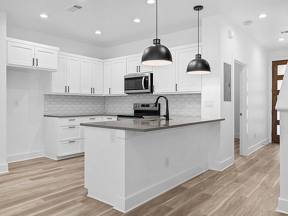 4th image of 18800 Hogan Cir Unit 105
