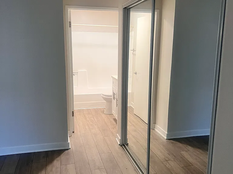 IMT 14227 Vanowen — Photo 5