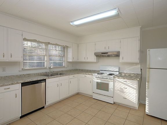 2nd image of 2306 Park Ln