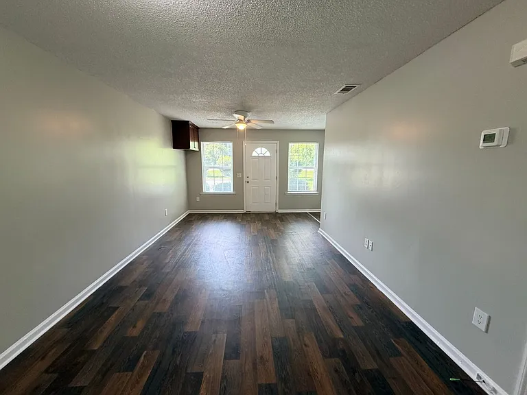 427 E Main St — Photo 4