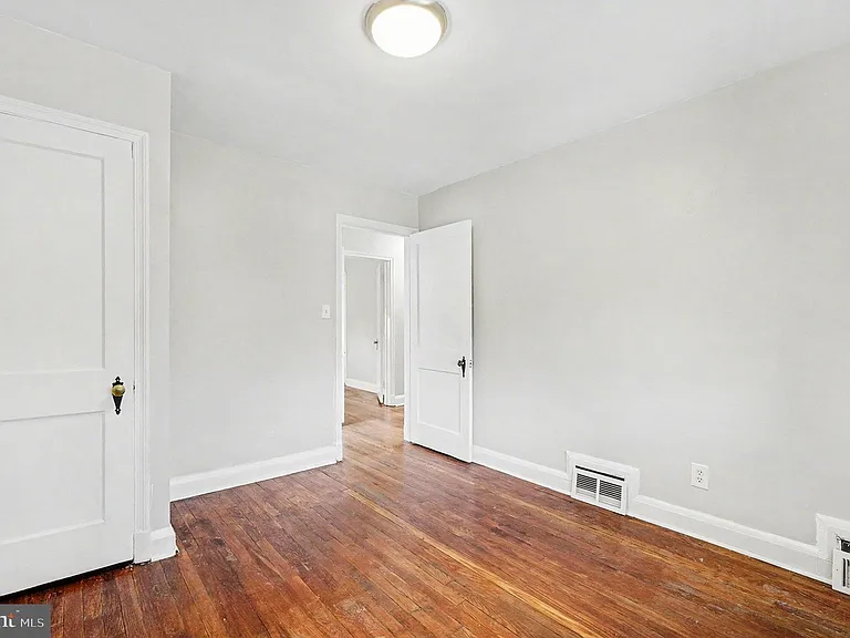 828 Saint Dunstans Rd — Photo 10