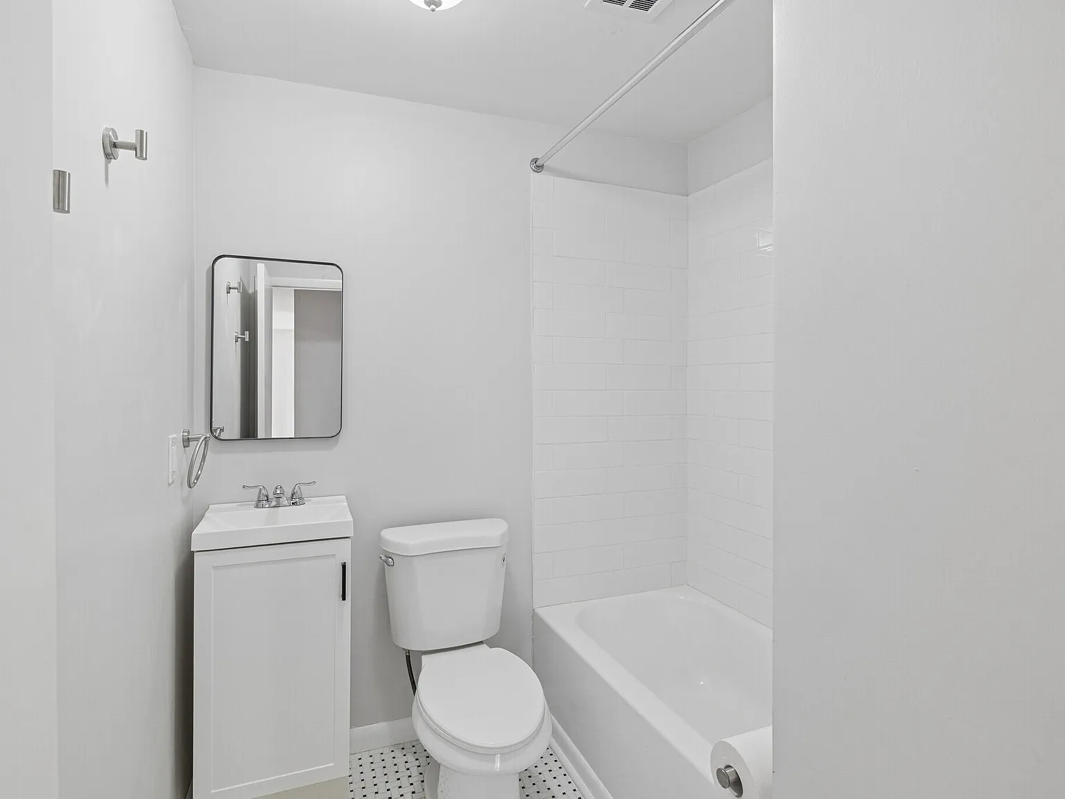 2 bed, 700 sqft, $1,800 — Photo 2