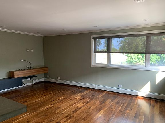 2nd image of 2400 W Balmoral Ave
