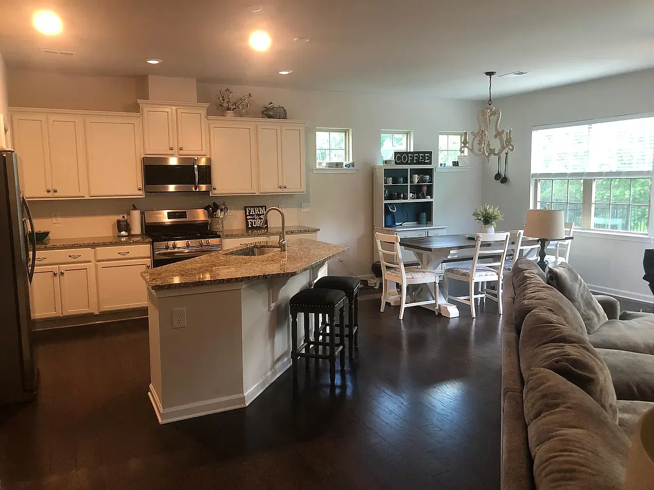5 bed, 2712 sqft, $2,845 — Photo 3