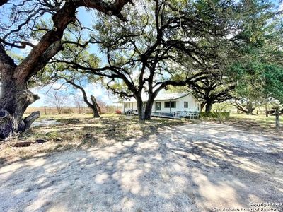 284 County Road 6612, Devine, TX, 78016
