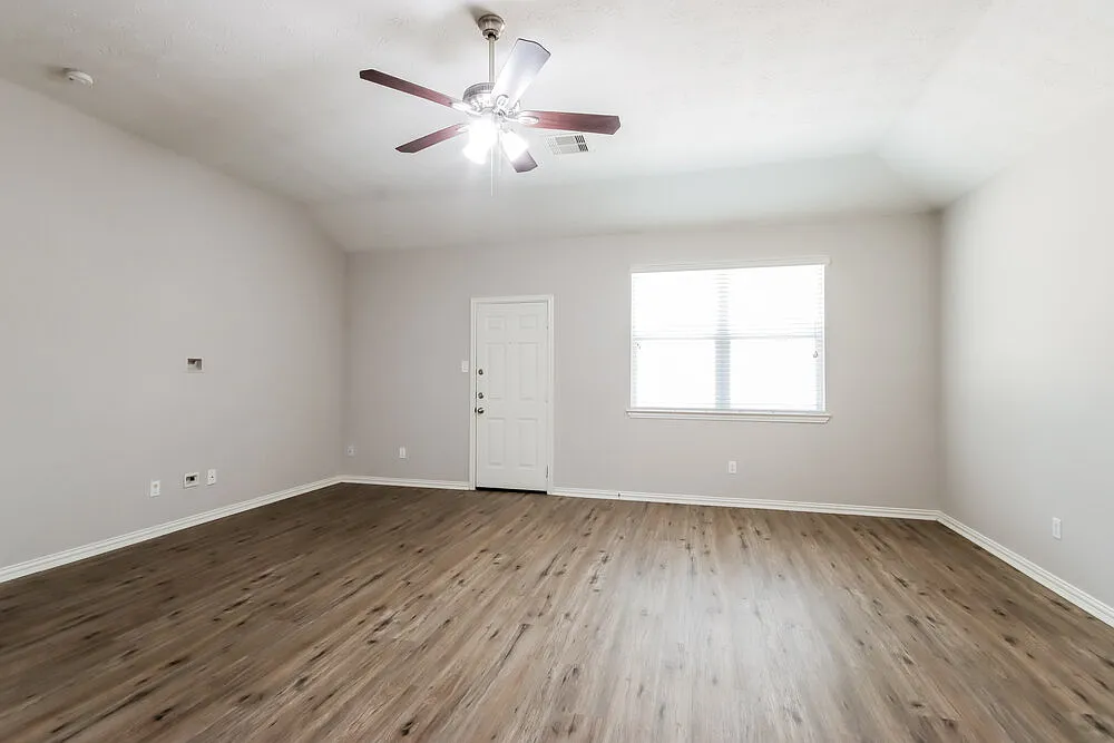 3 bed, 2.0 bath, 1889 sqft, $2,075 — Photo 3